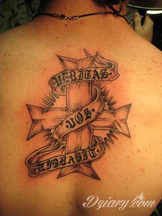 Tatuaże podkreślające nie tylko przywiązanie do religii. Krzyże o różnej formie - od cienkich po potężne; stylizowane na drewno jak i krzyże o metalicznej postaci czasami podkreślone dodatkowym łańcuchem. 