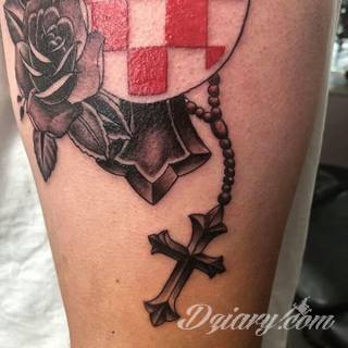 Tatuaże podkreślające nie tylko przywiązanie do religii. Krzyże o różnej formie - od cienkich po potężne; stylizowane na drewno jak i krzyże o metalicznej postaci czasami podkreślone dodatkowym łańcuchem. 