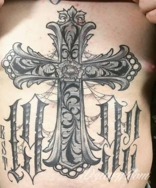 Tatuaże podkreślające nie tylko przywiązanie do religii. Krzyże o różnej formie - od cienkich po potężne; stylizowane na drewno jak i krzyże o metalicznej postaci czasami podkreślone dodatkowym łańcuchem. 