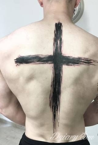 Tatuaże podkreślające nie tylko przywiązanie do religii. Krzyże o różnej formie - od cienkich po potężne; stylizowane na drewno jak i krzyże o metalicznej postaci czasami podkreślone dodatkowym łańcuchem. 