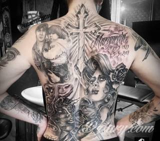 Tatuaże podkreślające nie tylko przywiązanie do religii. Krzyże o różnej formie - od cienkich po potężne; stylizowane na drewno jak i krzyże o metalicznej postaci czasami podkreślone dodatkowym łańcuchem. 