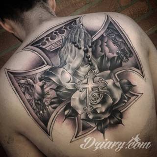 Tatuaże podkreślające nie tylko przywiązanie do religii. Krzyże o różnej formie - od cienkich po potężne; stylizowane na drewno jak i krzyże o metalicznej postaci czasami podkreślone dodatkowym łańcuchem. 
