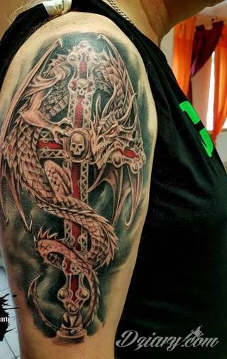 Tatuaże podkreślające nie tylko przywiązanie do religii. Krzyże o różnej formie - od cienkich po potężne; stylizowane na drewno jak i krzyże o metalicznej postaci czasami podkreślone dodatkowym łańcuchem. 