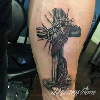 Tatuaże podkreślające nie tylko przywiązanie do religii. Krzyże o różnej formie - od cienkich po potężne; stylizowane na drewno jak i krzyże o metalicznej postaci czasami podkreślone dodatkowym łańcuchem. 