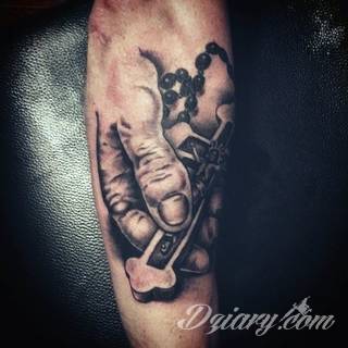 Tatuaże podkreślające nie tylko przywiązanie do religii. Krzyże o różnej formie - od cienkich po potężne; stylizowane na drewno jak i krzyże o metalicznej postaci czasami podkreślone dodatkowym łańcuchem. 