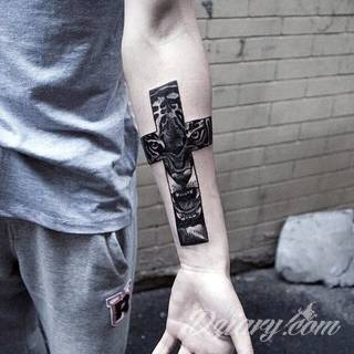 Tatuaże podkreślające nie tylko przywiązanie do religii. Krzyże o różnej formie - od cienkich po potężne; stylizowane na drewno jak i krzyże o metalicznej postaci czasami podkreślone dodatkowym łańcuchem. 