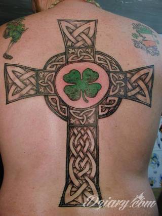 Tatuaże podkreślające nie tylko przywiązanie do religii. Krzyże o różnej formie - od cienkich po potężne; stylizowane na drewno jak i krzyże o metalicznej postaci czasami podkreślone dodatkowym łańcuchem. 