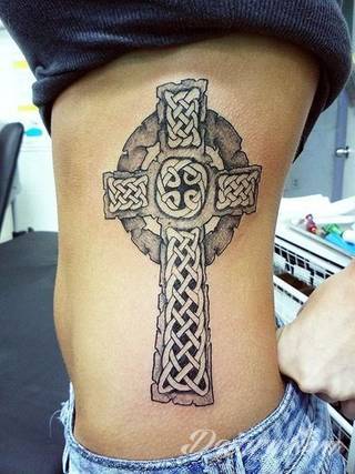 Tatuaże podkreślające nie tylko przywiązanie do religii. Krzyże o różnej formie - od cienkich po potężne; stylizowane na drewno jak i krzyże o metalicznej postaci czasami podkreślone dodatkowym łańcuchem. 