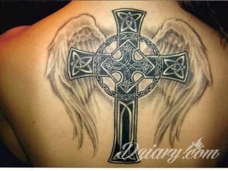 Tatuaże podkreślające nie tylko przywiązanie do religii. Krzyże o różnej formie - od cienkich po potężne; stylizowane na drewno jak i krzyże o metalicznej postaci czasami podkreślone dodatkowym łańcuchem. 