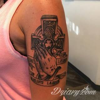 Tatuaże podkreślające nie tylko przywiązanie do religii. Krzyże o różnej formie - od cienkich po potężne; stylizowane na drewno jak i krzyże o metalicznej postaci czasami podkreślone dodatkowym łańcuchem. 