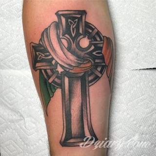 Tatuaże podkreślające nie tylko przywiązanie do religii. Krzyże o różnej formie - od cienkich po potężne; stylizowane na drewno jak i krzyże o metalicznej postaci czasami podkreślone dodatkowym łańcuchem. 