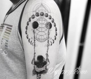 Kobiece łopatki, męskie kolano, a nawet silne przedramię - lokalizacji na tatuaż księżycowy jest sporo. Różnorodność uniwersalnych formatów graficznych daje pod tym względem wyjątkowe możliwości.