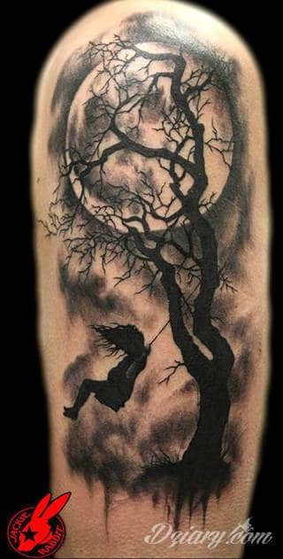 Kobiece łopatki, męskie kolano, a nawet silne przedramię - lokalizacji na tatuaż księżycowy jest sporo. Różnorodność uniwersalnych formatów graficznych daje pod tym względem wyjątkowe możliwości.