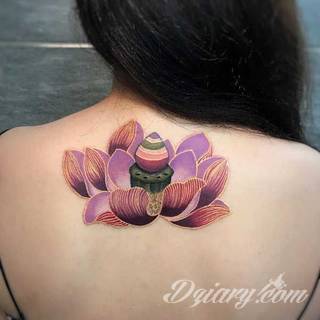 Cisza, spokój, harmonia - to przekaz płynący bezpośrednio z tatuaży eksponujących kwiat lotosu. Szczególnie intrygujące są ich duże warianty zajmujące np. większość kobiecych pleców. 