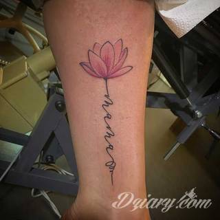 Cisza, spokój, harmonia - to przekaz płynący bezpośrednio z tatuaży eksponujących kwiat lotosu. Szczególnie intrygujące są ich duże warianty zajmujące np. większość kobiecych pleców. 