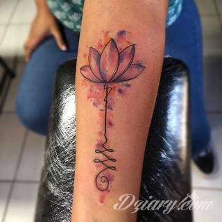 Cisza, spokój, harmonia - to przekaz płynący bezpośrednio z tatuaży eksponujących kwiat lotosu. Szczególnie intrygujące są ich duże warianty zajmujące np. większość kobiecych pleców. 