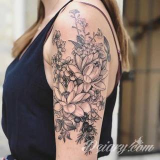 Cisza, spokój, harmonia - to przekaz płynący bezpośrednio z tatuaży eksponujących kwiat lotosu. Szczególnie intrygujące są ich duże warianty zajmujące np. większość kobiecych pleców. 