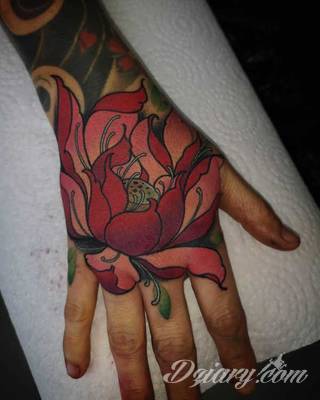 Cisza, spokój, harmonia - to przekaz płynący bezpośrednio z tatuaży eksponujących kwiat lotosu. Szczególnie intrygujące są ich duże warianty zajmujące np. większość kobiecych pleców. 