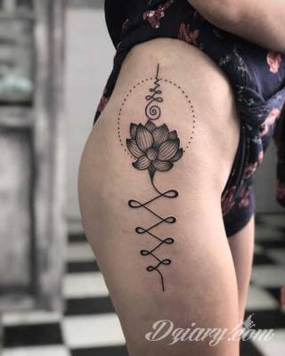 Cisza, spokój, harmonia - to przekaz płynący bezpośrednio z tatuaży eksponujących kwiat lotosu. Szczególnie intrygujące są ich duże warianty zajmujące np. większość kobiecych pleców. 