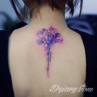 Cisza, spokój, harmonia - to przekaz płynący bezpośrednio z tatuaży eksponujących kwiat lotosu. Szczególnie intrygujące są ich duże warianty zajmujące np. większość kobiecych pleców. 