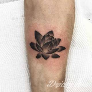 Cisza, spokój, harmonia - to przekaz płynący bezpośrednio z tatuaży eksponujących kwiat lotosu. Szczególnie intrygujące są ich duże warianty zajmujące np. większość kobiecych pleców. 