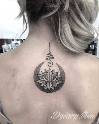 Cisza, spokój, harmonia - to przekaz płynący bezpośrednio z tatuaży eksponujących kwiat lotosu. Szczególnie intrygujące są ich duże warianty zajmujące np. większość kobiecych pleców. 