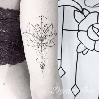 Cisza, spokój, harmonia - to przekaz płynący bezpośrednio z tatuaży eksponujących kwiat lotosu. Szczególnie intrygujące są ich duże warianty zajmujące np. większość kobiecych pleców. 