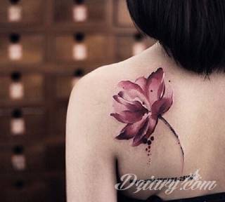 Cisza, spokój, harmonia - to przekaz płynący bezpośrednio z tatuaży eksponujących kwiat lotosu. Szczególnie intrygujące są ich duże warianty zajmujące np. większość kobiecych pleców. 