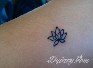 Cisza, spokój, harmonia - to przekaz płynący bezpośrednio z tatuaży eksponujących kwiat lotosu. Szczególnie intrygujące są ich duże warianty zajmujące np. większość kobiecych pleców. 