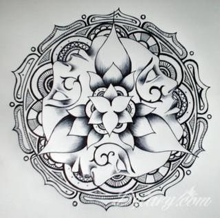 Cisza, spokój, harmonia - to przekaz płynący bezpośrednio z tatuaży eksponujących kwiat lotosu. Szczególnie intrygujące są ich duże warianty zajmujące np. większość kobiecych pleców. 