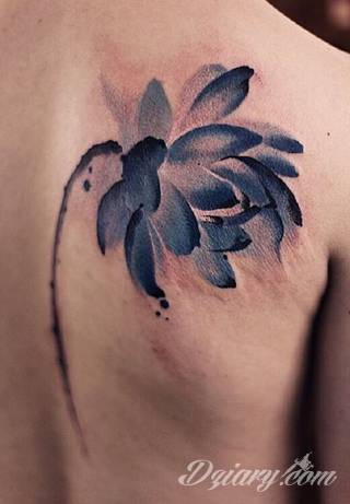 Cisza, spokój, harmonia - to przekaz płynący bezpośrednio z tatuaży eksponujących kwiat lotosu. Szczególnie intrygujące są ich duże warianty zajmujące np. większość kobiecych pleców. 