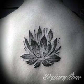 Cisza, spokój, harmonia - to przekaz płynący bezpośrednio z tatuaży eksponujących kwiat lotosu. Szczególnie intrygujące są ich duże warianty zajmujące np. większość kobiecych pleców. 
