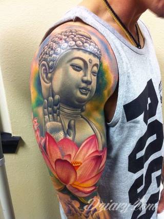 Cisza, spokój, harmonia - to przekaz płynący bezpośrednio z tatuaży eksponujących kwiat lotosu. Szczególnie intrygujące są ich duże warianty zajmujące np. większość kobiecych pleców. 