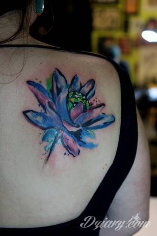 Cisza, spokój, harmonia - to przekaz płynący bezpośrednio z tatuaży eksponujących kwiat lotosu. Szczególnie intrygujące są ich duże warianty zajmujące np. większość kobiecych pleców. 