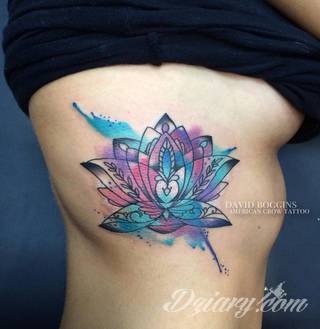 Cisza, spokój, harmonia - to przekaz płynący bezpośrednio z tatuaży eksponujących kwiat lotosu. Szczególnie intrygujące są ich duże warianty zajmujące np. większość kobiecych pleców. 