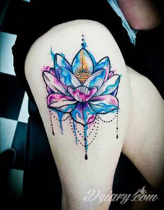 Cisza, spokój, harmonia - to przekaz płynący bezpośrednio z tatuaży eksponujących kwiat lotosu. Szczególnie intrygujące są ich duże warianty zajmujące np. większość kobiecych pleców. 