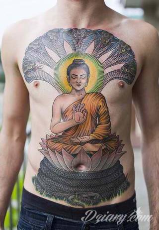 Cisza, spokój, harmonia - to przekaz płynący bezpośrednio z tatuaży eksponujących kwiat lotosu. Szczególnie intrygujące są ich duże warianty zajmujące np. większość kobiecych pleców. 