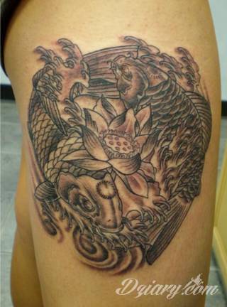 Cisza, spokój, harmonia - to przekaz płynący bezpośrednio z tatuaży eksponujących kwiat lotosu. Szczególnie intrygujące są ich duże warianty zajmujące np. większość kobiecych pleców. 