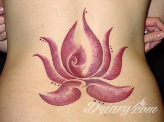 Cisza, spokój, harmonia - to przekaz płynący bezpośrednio z tatuaży eksponujących kwiat lotosu. Szczególnie intrygujące są ich duże warianty zajmujące np. większość kobiecych pleców. 