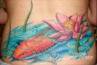 Cisza, spokój, harmonia - to przekaz płynący bezpośrednio z tatuaży eksponujących kwiat lotosu. Szczególnie intrygujące są ich duże warianty zajmujące np. większość kobiecych pleców. 