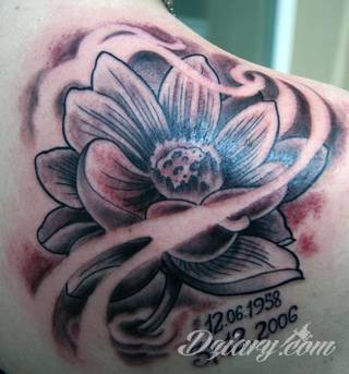 Cisza, spokój, harmonia - to przekaz płynący bezpośrednio z tatuaży eksponujących kwiat lotosu. Szczególnie intrygujące są ich duże warianty zajmujące np. większość kobiecych pleców. 