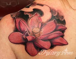 Cisza, spokój, harmonia - to przekaz płynący bezpośrednio z tatuaży eksponujących kwiat lotosu. Szczególnie intrygujące są ich duże warianty zajmujące np. większość kobiecych pleców. 