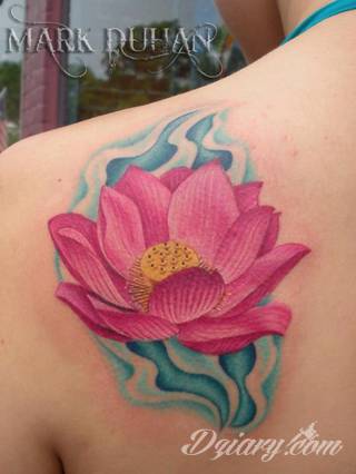 Cisza, spokój, harmonia - to przekaz płynący bezpośrednio z tatuaży eksponujących kwiat lotosu. Szczególnie intrygujące są ich duże warianty zajmujące np. większość kobiecych pleców. 