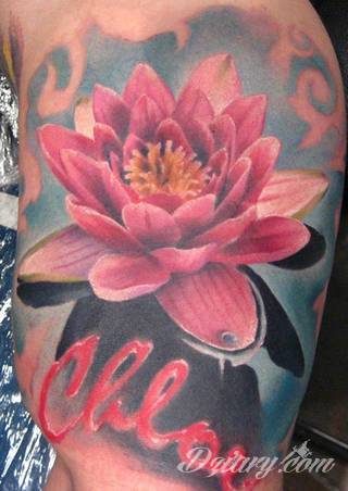 Cisza, spokój, harmonia - to przekaz płynący bezpośrednio z tatuaży eksponujących kwiat lotosu. Szczególnie intrygujące są ich duże warianty zajmujące np. większość kobiecych pleców. 