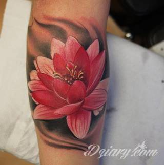 Cisza, spokój, harmonia - to przekaz płynący bezpośrednio z tatuaży eksponujących kwiat lotosu. Szczególnie intrygujące są ich duże warianty zajmujące np. większość kobiecych pleców. 