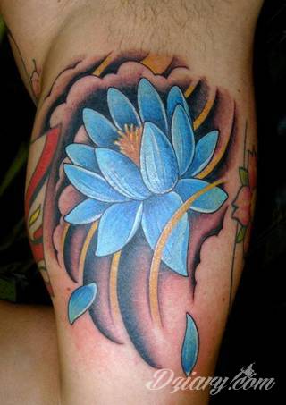 Cisza, spokój, harmonia - to przekaz płynący bezpośrednio z tatuaży eksponujących kwiat lotosu. Szczególnie intrygujące są ich duże warianty zajmujące np. większość kobiecych pleców. 