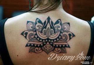 Cisza, spokój, harmonia - to przekaz płynący bezpośrednio z tatuaży eksponujących kwiat lotosu. Szczególnie intrygujące są ich duże warianty zajmujące np. większość kobiecych pleców. 