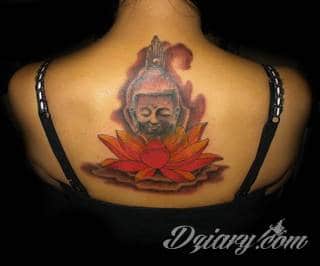 Cisza, spokój, harmonia - to przekaz płynący bezpośrednio z tatuaży eksponujących kwiat lotosu. Szczególnie intrygujące są ich duże warianty zajmujące np. większość kobiecych pleców. 