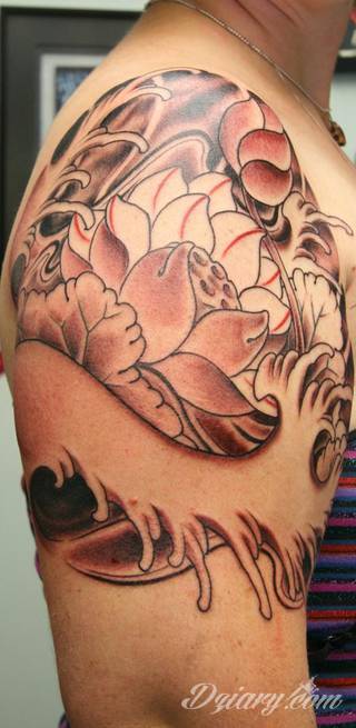 Cisza, spokój, harmonia - to przekaz płynący bezpośrednio z tatuaży eksponujących kwiat lotosu. Szczególnie intrygujące są ich duże warianty zajmujące np. większość kobiecych pleców. 