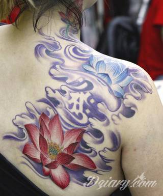 Cisza, spokój, harmonia - to przekaz płynący bezpośrednio z tatuaży eksponujących kwiat lotosu. Szczególnie intrygujące są ich duże warianty zajmujące np. większość kobiecych pleców. 